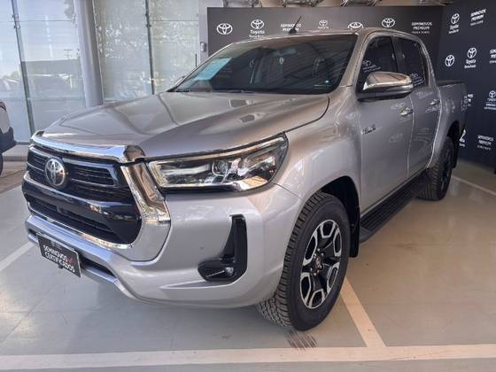 TOYOTA HILUX 2.8 D-4D TURBO DIESEL CD SRX 4X4 AUTOMÁTICO TOYOTA HILUX 2.8 D-4D TURBO DIESEL CD SRX 4X4 AUTOMÁTICO